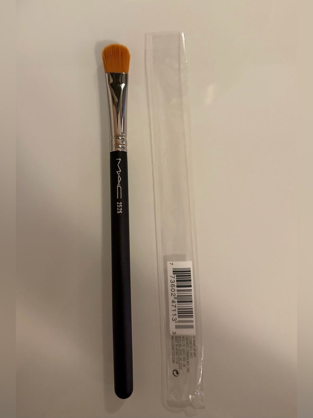 BRAND NEW in sleeve MAC Cosmetics 252 Synthetic Large Shader Brush